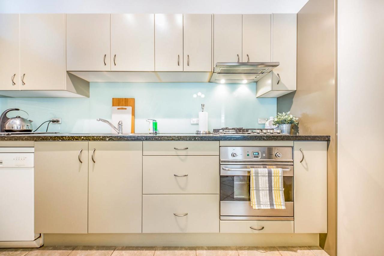 Spacious Art Deco 2 Bedroom Neutral Bay Gem *