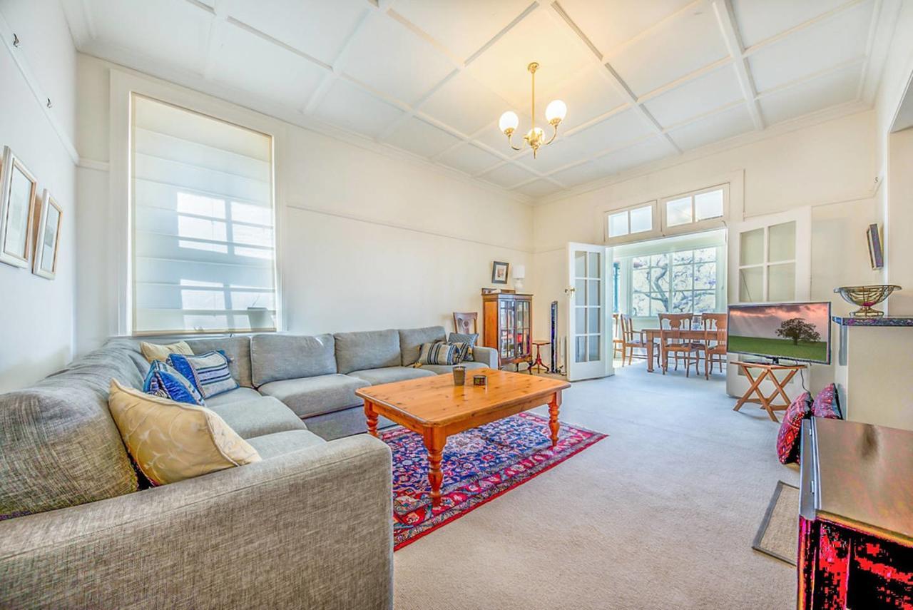 Spacious Art Deco 2 Bedroom Neutral Bay Gem * Sydney